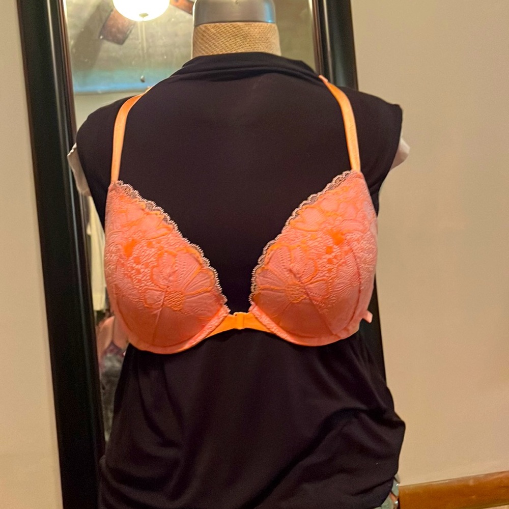 Victoria’s Secret nwot peach lace front close push up bra 36C